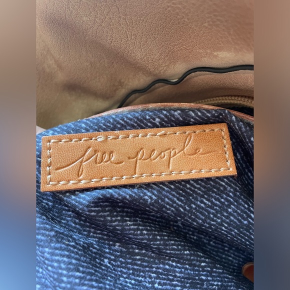 FREE PEOPLE MESSENGER BAG - Picture 3 of 4